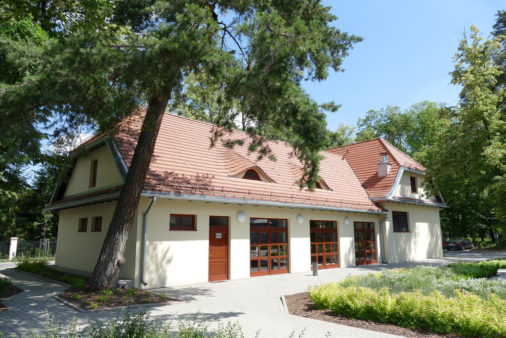 Ckm Centrum Konferencyjne Mazowsze Otrębusy Esterno foto